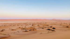 A quiet desert with mountains in the distance